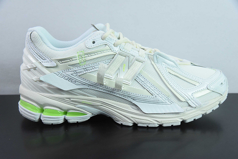 NEW BALANCE SNEAKER