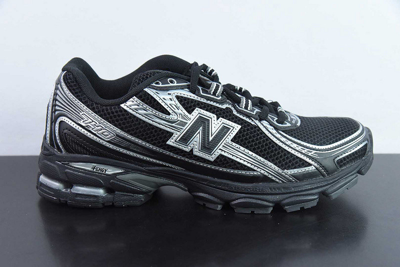 NEW BALANCE SNEAKER