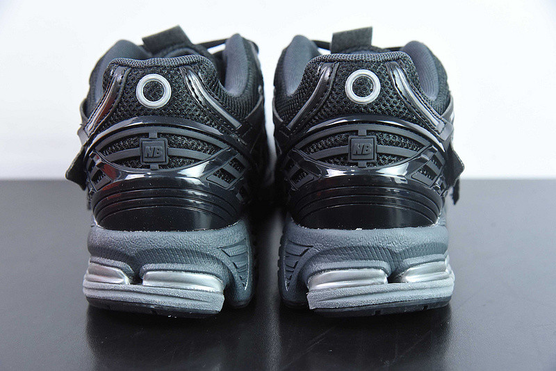NEW BALANCE SNEAKER