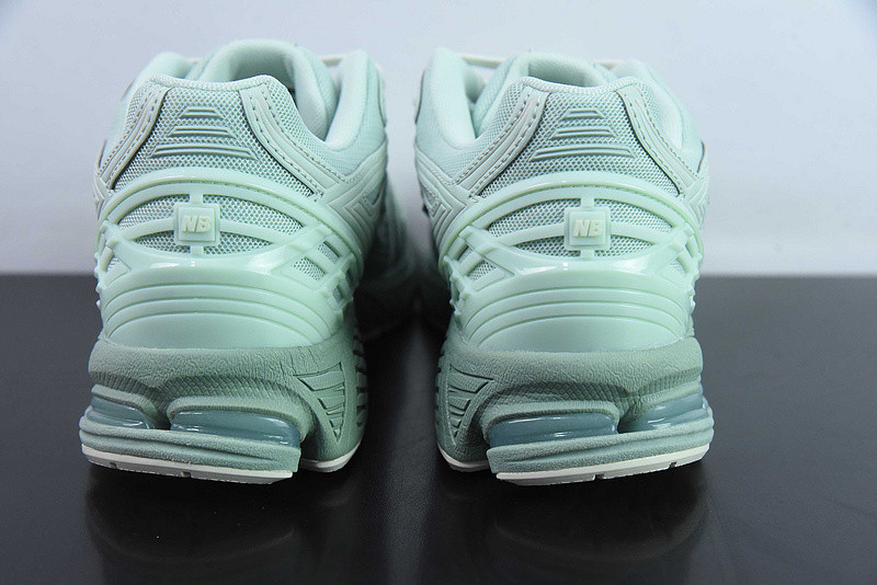 NEW BALANCE SNEAKER