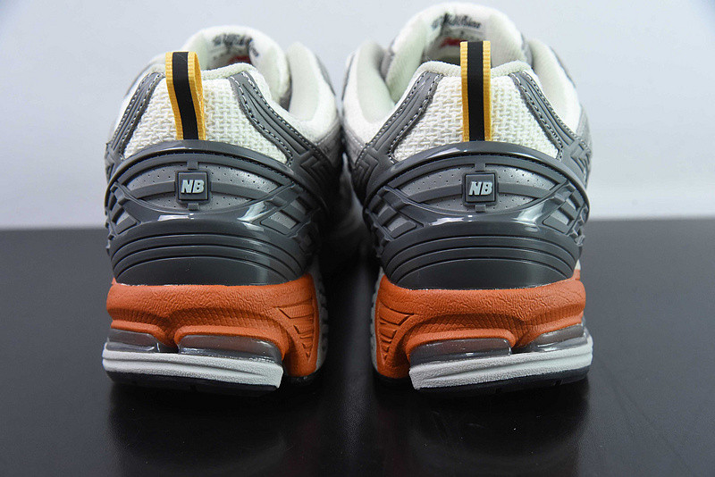 NEW BALANCE SNEAKER