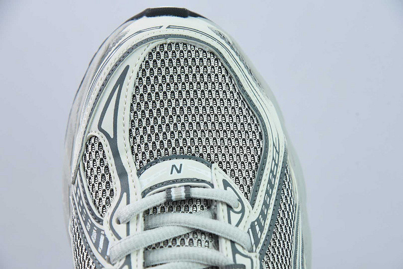 NEW BALANCE SNEAKER