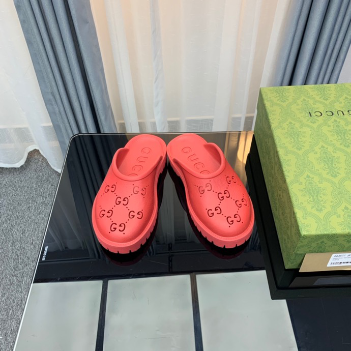 g*u*i sandals low