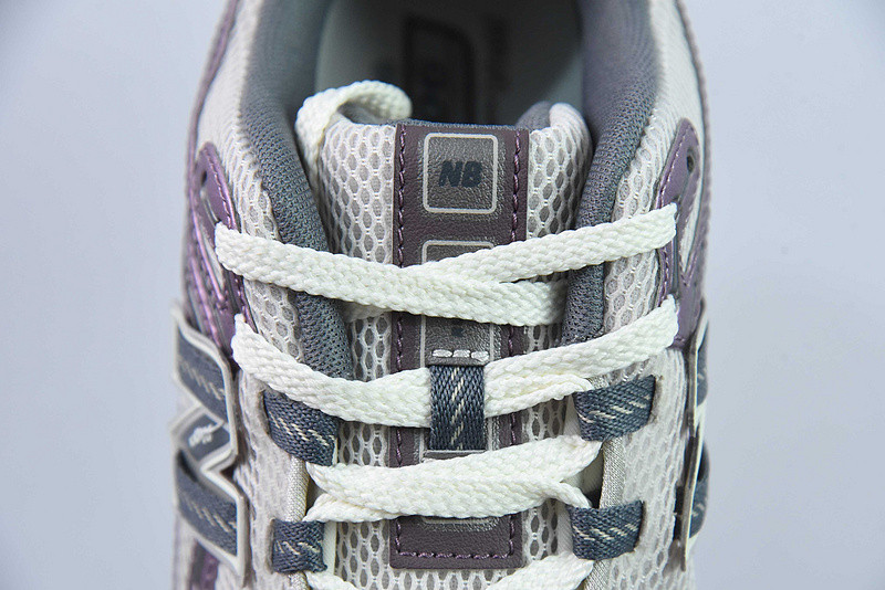 NEW BALANCE SNEAKER