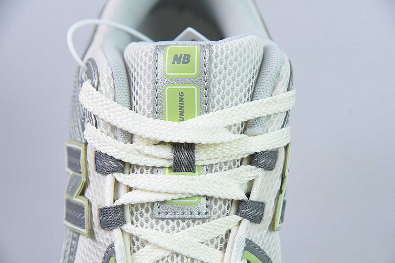 NEW BALANCE SNEAKER