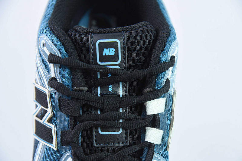 NEW BALANCE SNEAKER