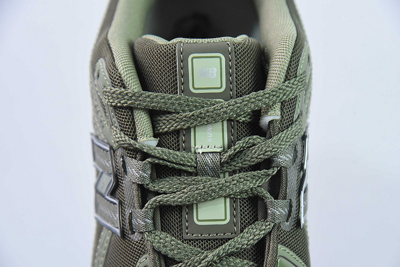 NEW BALANCE SNEAKER