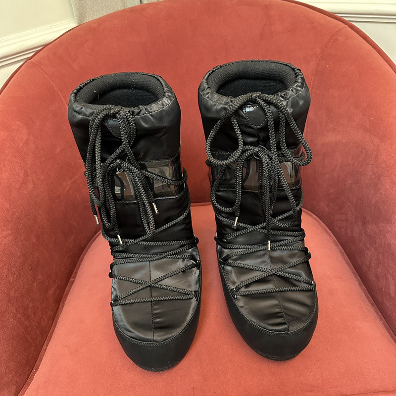 mOON bOOT