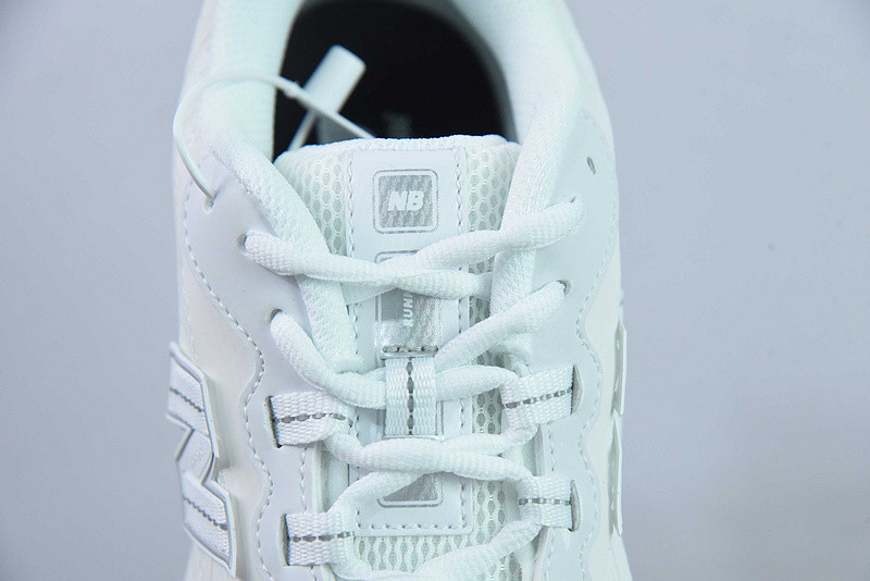 NEW BALANCE SNEAKER