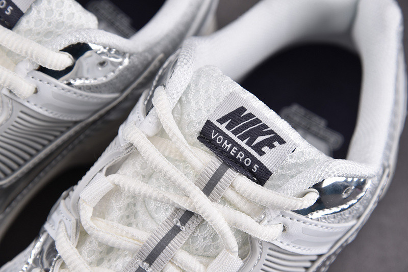 nike zoom vomero 5 photon dust metallic silver (women
