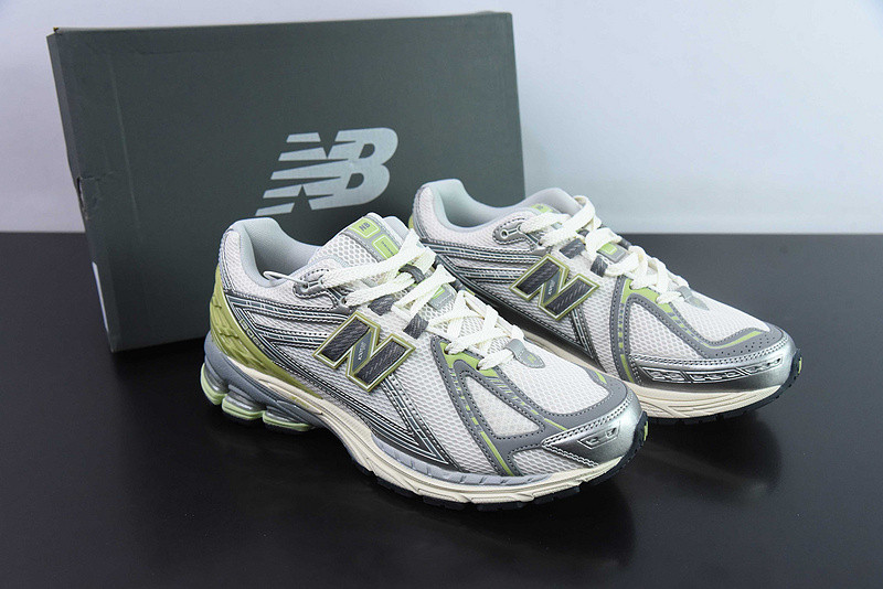 NEW BALANCE SNEAKER