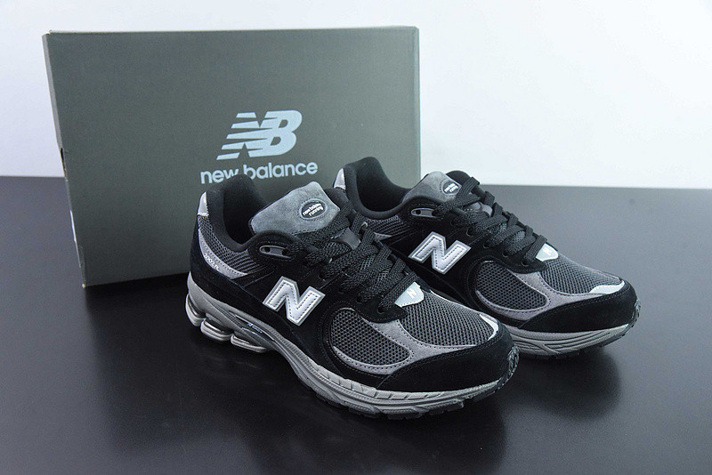 NEW BALANCE SNEAKER
