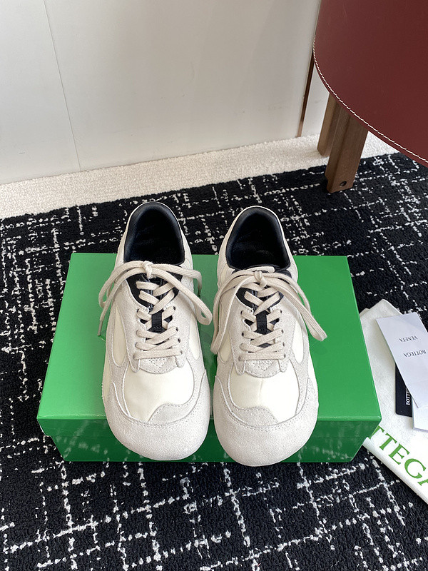 b0tt*ga Ven*ta sneaker