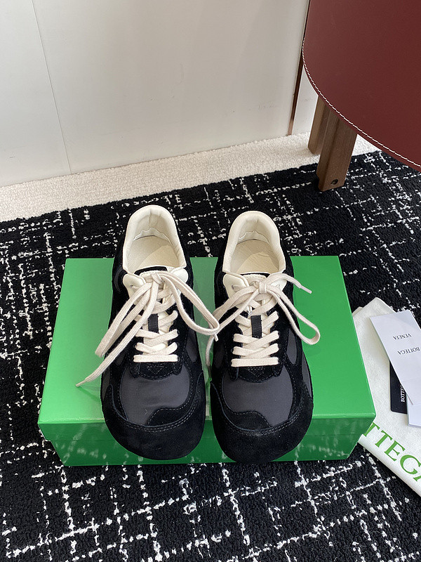 b0tt*ga Ven*ta sneaker