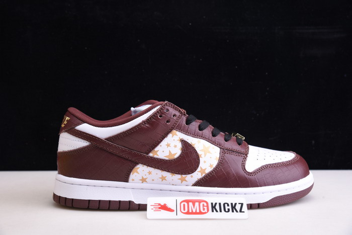 Svp*me x nike sb dunk low white/metallic gold-barkroot brown dh3228-103