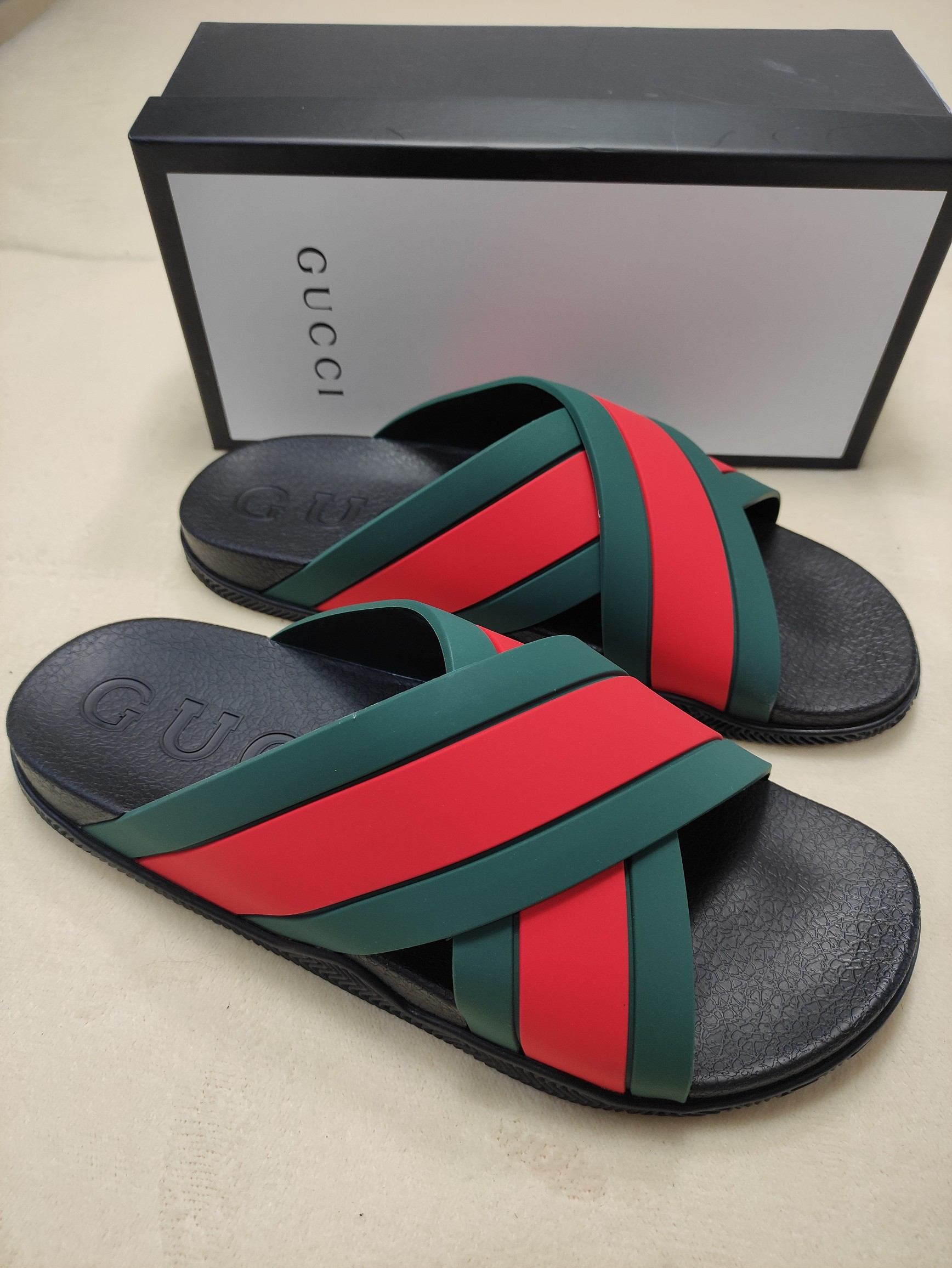 g*u*i sandals
